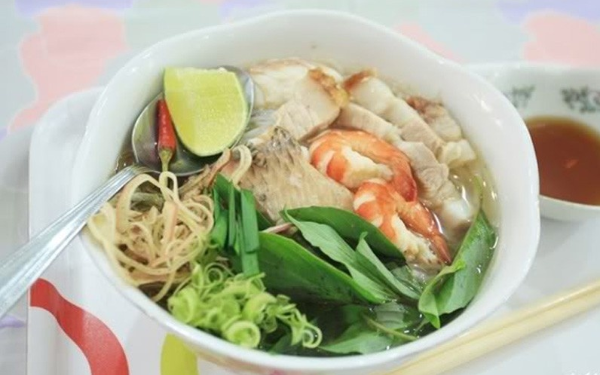 Bún gỏi dà: Với xuất phát điểm là gỏi cuốn, bún gỏi dà được biến tấu dần dần và trở thành món khoái khẩu của người dân bản xứ. Bún gỏi dà gồm các nguyên liệu chính như các thành phần trong món gỏi cuốn: bún tươi, rau sống, giá đỗ, thịt ba rọi, tôm, đậu phộng, tương xay và thêm một số phụ liệu khác như sườn non, nước dùng.