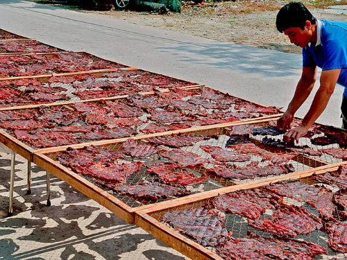 Khô trâu Thạnh Trị được chế biến cũng giống như khô bò nhưng muốn cho miếng khô thơm, ngon, mùi vị hấp dẫn, người làm phải chọn cho được thịt đùi, đùi sau càng tốt rồi thái (lóc) bỏ hết gân trước khi đem xắt thành lát nguyên vẹn, tiếp theo là ướp gia vị vào gồm xả bằm, muối, tỏi, ớt,… khoảng nửa ngày cho ngấm. Sau đó đem phơi nắng hoặc sấy trong lò.