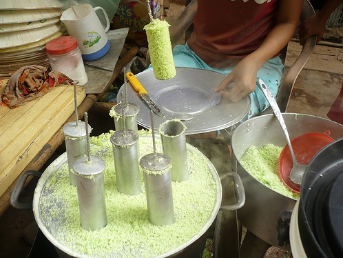 Bánh ống: Chỉ từ những nguyên liệu đơn giản từ bột gạo, cơm dừa, đường, lá dứa nhưng được người dân Khơ-me sáng tạo chiếc bánh ống xinh xắn, thơm lừng mùi dừa và lá dứa. Bánh ngọt vừa phải, có độ dẻo mềm nên ăn nhiều cũng không thấy ngán.