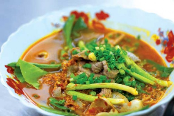 Hủ tíu cà ri là niềm tự hào của người dân Vĩnh Châu, Sóc Trăng. Khác với hủ tíu Mỹ Tho hay hủ tíu Nam Vang lừng danh, hủ tíu nơi đây được biến tấu qua việc sử dụng thịt vịt xiêm thay cho thịt heo hay thịt gà. Ảnh: Internet.