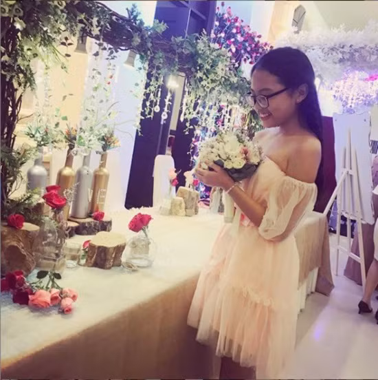 Cô bé cũng chăm diện những trang phục gợi cảm hơn như áo trễ vai, quần short ngắn, váy duyên dáng, nữ tính.