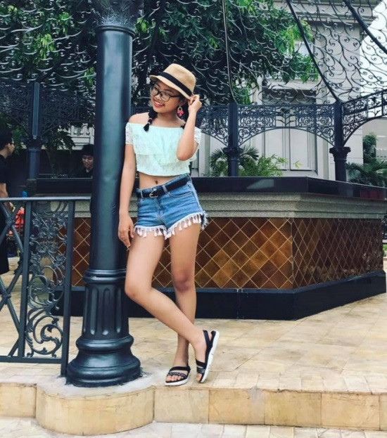 Càng lớn, cô bé càng ăn mặc sành điệu, nữ tính.