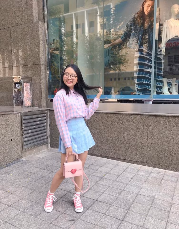 Ở giai đoạn dậy thì này, nữ ca sĩ cũng chăm chút đến áo quần và sành điệu hơn nhiều so với trước.