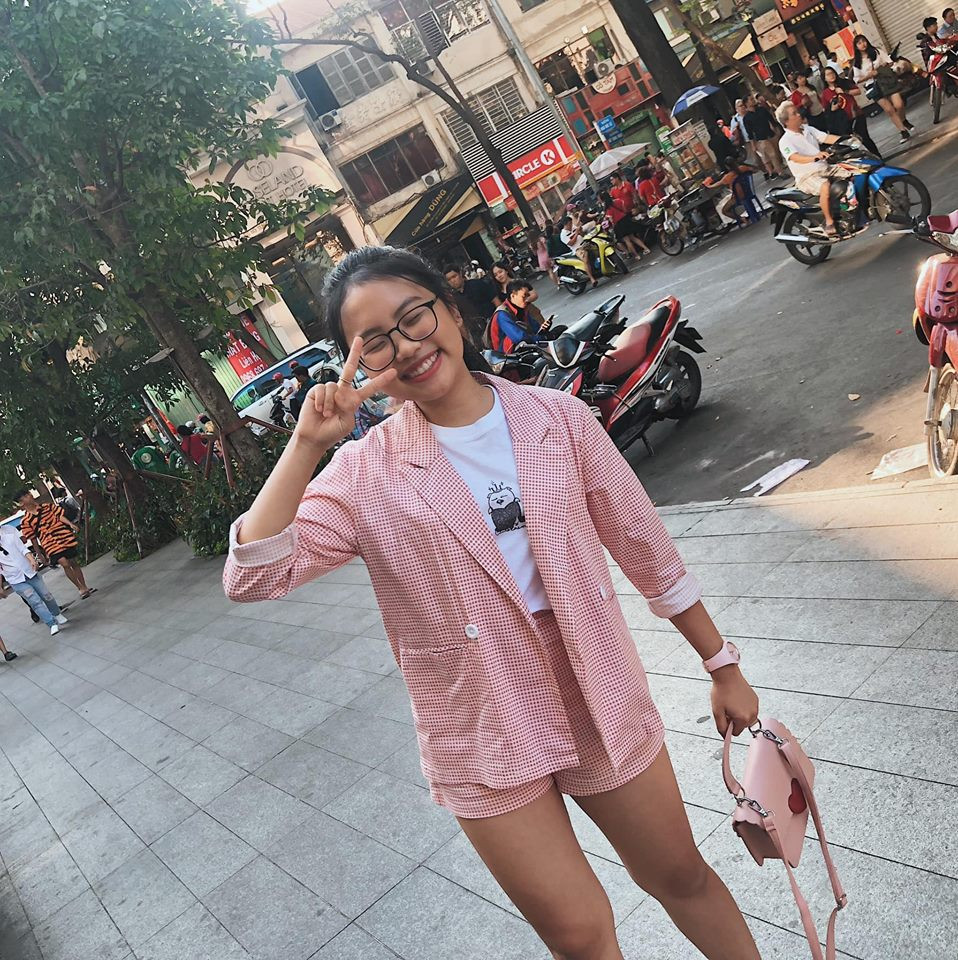 Khác xa với hình ảnh trình diễn trên sân khấu với áo dài duyên dáng, kín đáo, phong cách thời trang đời thường của "chị Bảy" khá phong phú với nhiều style khác nhau.