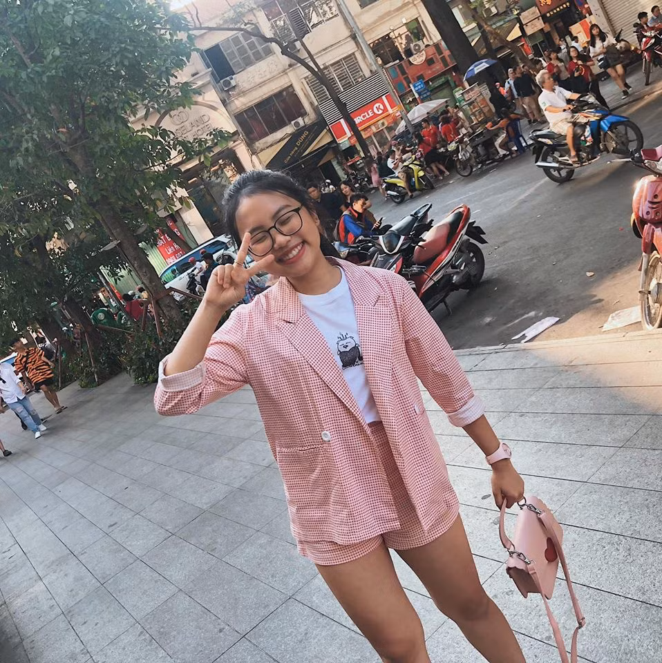 Khác xa với hình ảnh trình diễn trên sân khấu với áo dài duyên dáng, kín đáo, phong cách thời trang đời thường của "chị Bảy" khá phong phú với nhiều style khác nhau.