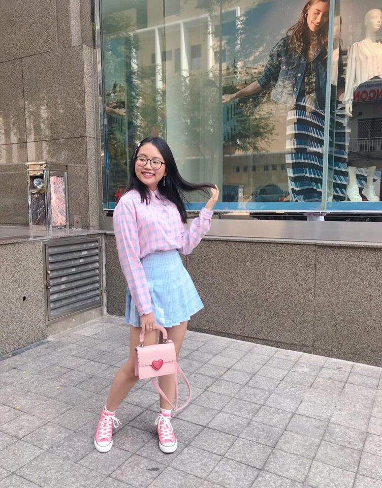 Ở giai đoạn dậy thì này, nữ ca sĩ cũng chăm chút đến áo quần và sành điệu hơn nhiều so với trước.