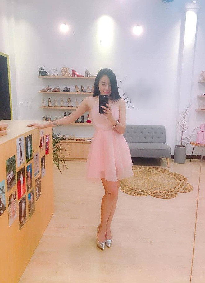 Những chiếc váy ngắn giúp cô khoe đôi chân dài.