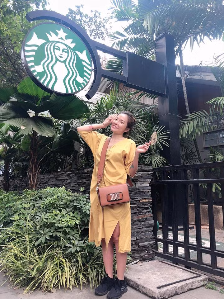 Các mẫu váy suông cũng được vợ cũ Lâm Vĩnh Hải ưu ái mặc đi chơi.