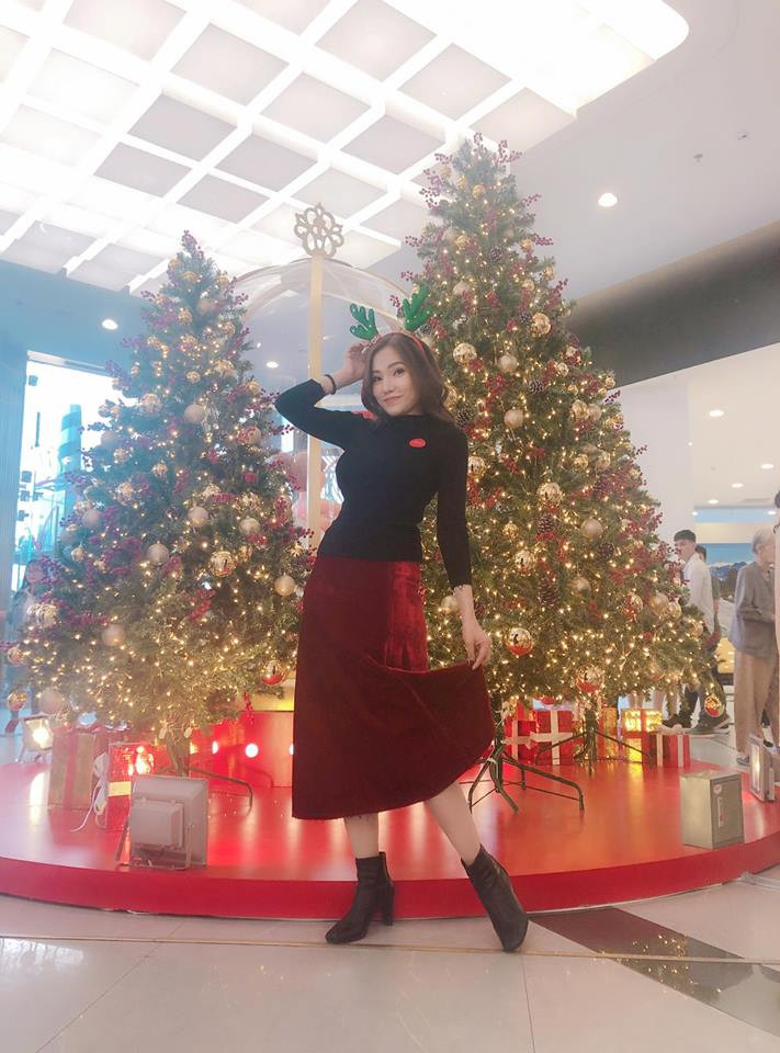 Lý Phương Châu biến thành "bà già Noel" dịu dàng với áo len đen và váy đỏ xinh xắn.