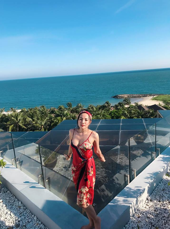 Cô diện váy hai dây khoe vòng một nóng bỏng. Ảnh: FBNV.