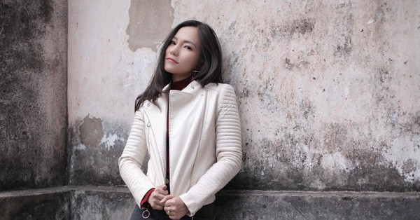 Bên cạnh thời trang quyến rũ, Lý Phương Châu cũng diện áo khoác da cá tính.