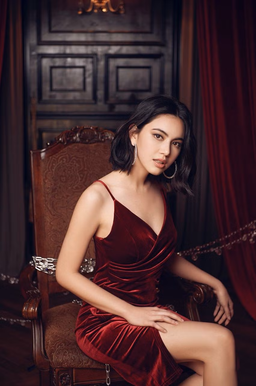 Thần thái tự tin của Mai Davika cũng là bí quyết giúp cô tỏa sáng mọi lúc, mọi nơi, với bất kỳ phong cách thời trang nào. Dù diện phong cách nào, Mai Davika vẫn rất năng động, trẻ trung và thời thượng. Ảnh: Internet. Video "Minh Hằng chia sẻ về phong cách thời trang". Nguồn: VTC.