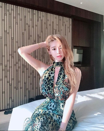 Với vòng một "phồn thực" và thân hình đồng hồ cát bốc lửa, Min Ha rất tự tin diện các trang phục nhấn eo gợi cảm.