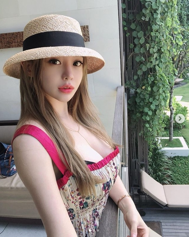 Trang phục phô vòng một không thiếu trong tủ đồ của mỹ nhân xứ Hàn. Ảnh: Instagram.