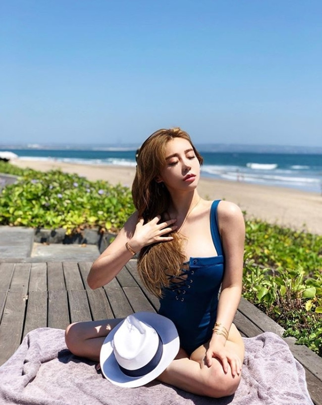 Với lợi thế vòng một nở nang, Min Ha rất tự tin diện các trang phục áo tắm hai dây gợi cảm.