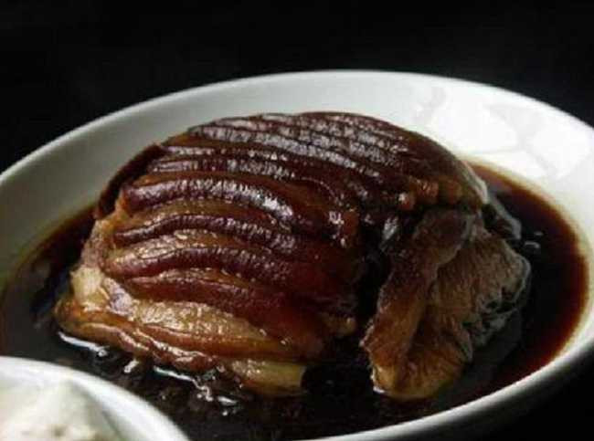 Món ăn được chế biến khá cầu kì từ thịt ba chỉ sau khi đã ướp kĩ các loại gia vị như húng lìu, ngũ vị hương, địa liền, mật ong, rượu, dấm, xì dầu… và hấp cách thuỷ trong thời gian dài. Khâu nhục làm xong có màu vàng đều, hấp dẫn và mùi thơm đặc trưng không lẫn vào đâu. Thưởng thức khâu nhục cùng chén rượu cay sẽ làm bạn thấy ấm lòng hơn giữa núi rừng Tây Bắc.