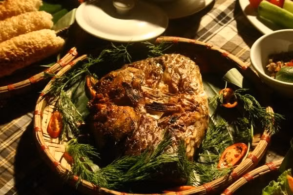 Cá sau khi tẩm ướp các loại gia vị cho ngấm đều thì được gập đôi lại, cho vào một đoạn tre để kẹp chặt rồi nướng trên than củi đã hồng. Người nướng cá phải rất khéo léo để làm sao cho cá chín không bị ám khói mà vẫn giữ được hương vị tự nhiên. Ăn pa pỉnh tộp đúng vị phải kèm chút xôi nếp chấm với chẩm chéo, thêm chút rượu ngô cay cay, tê tê.