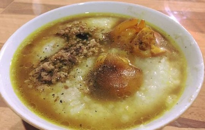 Cháo ấu tẩu là một trong những món ăn Việt truyền thống nhưng lại có tên lạ ít người biết đến. Đây là món ăn đặc trưng ở vùng quê Hà Giang. Cháo nấu từ củ ấu tẩu, gạo tẻ, nếp cái, chân giò... rất hấp dẫn.