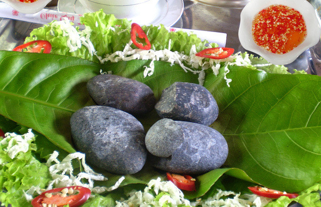 Khi gọi sỏi mầm, thực khách sẽ được thưởng thức món thịt lợn rừng chế biến theo một cách đặc biệt. Mỗi suất ăn bao gồm 3-4 viên sỏi được nung thật nóng, dùng để nướng chín thịt heo rừng. Lợn rừng sau khi được ướp gia vị thì được đặt lên sỏi. Sức nóng từ viên sỏi sẽ nướng và giúp làm chín thịt.