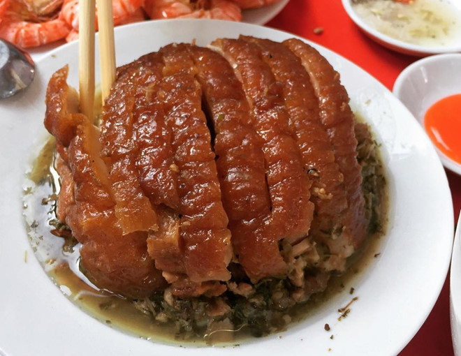 Món khâu nhục: Vào những dịp lễ tết, nhà mới, đám cưới… của người Tày, Nùng ở Lạng Sơn không thể thiếu món khâu nhục cổ truyền. Khâu nhục hay còn gọi là “nằm khâu”, vốn dĩ mang màu sắc văn hóa Trung Quốc, nhưng qua bàn tay của người dân xứ Lạng đã được biến tấu và trở thành món ngon, độc đáo. 