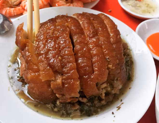 Món khâu nhục: Vào những dịp lễ tết, nhà mới, đám cưới… của người Tày, Nùng ở Lạng Sơn không thể thiếu món khâu nhục cổ truyền. Khâu nhục hay còn gọi là “nằm khâu”, vốn dĩ mang màu sắc văn hóa Trung Quốc, nhưng qua bàn tay của người dân xứ Lạng đã được biến tấu và trở thành món ngon, độc đáo. 