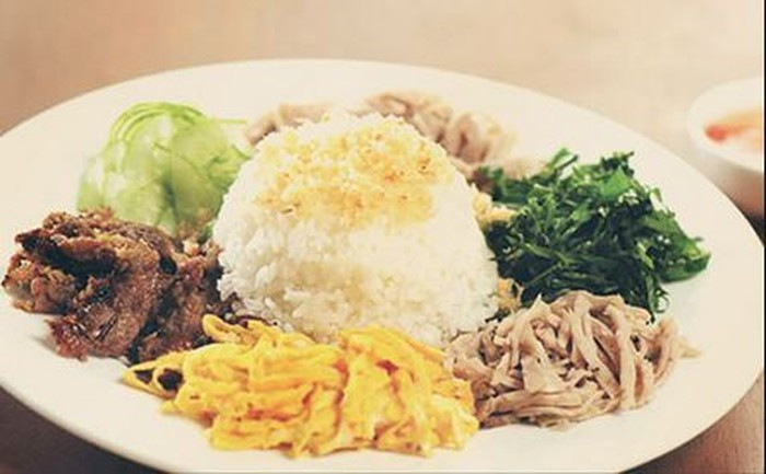 Ăn kèm với cơm âm phủ không thể thiếu một chén nước mắm có pha tỏi, đường, nước cốt chanh. Rưới nước mắm và trộn đều cơm cùng các loại thức ăn trước khi thưởng thức, có như vậy mới thấy hết cái ngon của món ăn này.