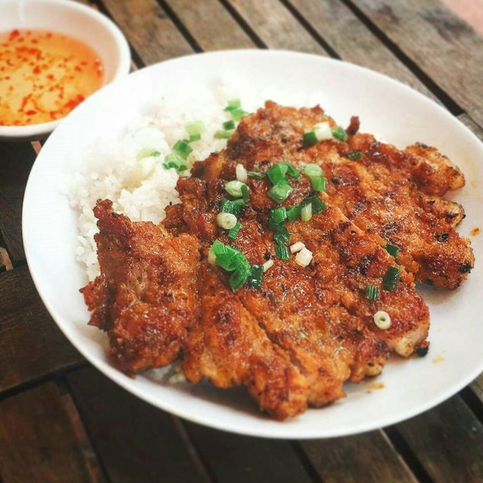 Sà bì chưởng: Du khách đến Sài Gòn nghe món ăn này thấy lạ tai, nhưng thực chất chỉ là cách nói khác để nhắc đến cơm tấm sườn bì chả - món ăn đặc trưng của người miền Nam. Món này được bày bán ở rất nhiều con phố, hấp dẫn nhiều người từ giới bình dân cho đến những vị khách khó tính.