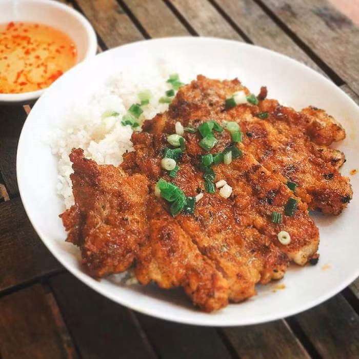 Sà bì chưởng: Du khách đến Sài Gòn nghe món ăn này thấy lạ tai, nhưng thực chất chỉ là cách nói khác để nhắc đến cơm tấm sườn bì chả - món ăn đặc trưng của người miền Nam. Món này được bày bán ở rất nhiều con phố, hấp dẫn nhiều người từ giới bình dân cho đến những vị khách khó tính.