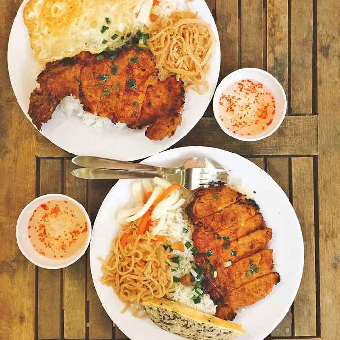 Một đĩa cơm tấm ngon phải khơi dậy được ở thực khách từ khứu giác đến vị giác. Cơm phải đúng tấm, xốp. Sườn được ướp vừa đủ gia vị, nướng khéo để có màu vàng ánh, đậm đà, giòn bên ngoài nhưng mềm ngọt bên trong. Khi bày ra đĩa, hương thơm ngào ngạt của cơm tấm phải hòa vào vị ngọt của sườn, nước chấm, tóp mỡ, hành phi…