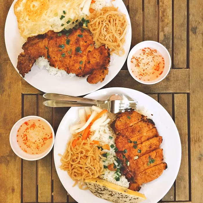 Một đĩa cơm tấm ngon phải khơi dậy được ở thực khách từ khứu giác đến vị giác. Cơm phải đúng tấm, xốp. Sườn được ướp vừa đủ gia vị, nướng khéo để có màu vàng ánh, đậm đà, giòn bên ngoài nhưng mềm ngọt bên trong. Khi bày ra đĩa, hương thơm ngào ngạt của cơm tấm phải hòa vào vị ngọt của sườn, nước chấm, tóp mỡ, hành phi…