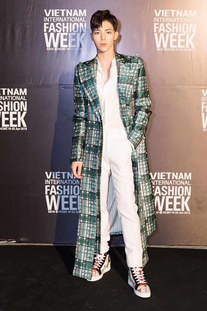 Người hâm mộ của nam giọng ca "Chạm đáy nỗi đau" chắc hẳn sẽ rất mãn nhãn bởi thời trang trên sân khấu của anh.