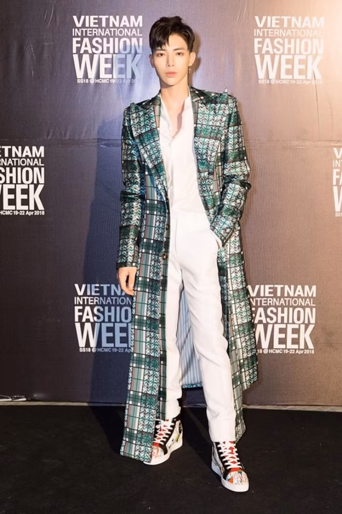 Người hâm mộ của nam giọng ca "Chạm đáy nỗi đau" chắc hẳn sẽ rất mãn nhãn bởi thời trang trên sân khấu của anh.