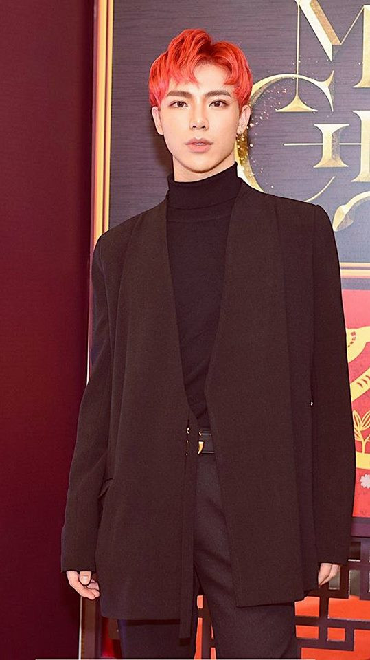 Erik ăn mặc đơn giản với "cây" đồ đen nhưng lại đầy cá tính và nổi bật bởi mái tóc đỏ.