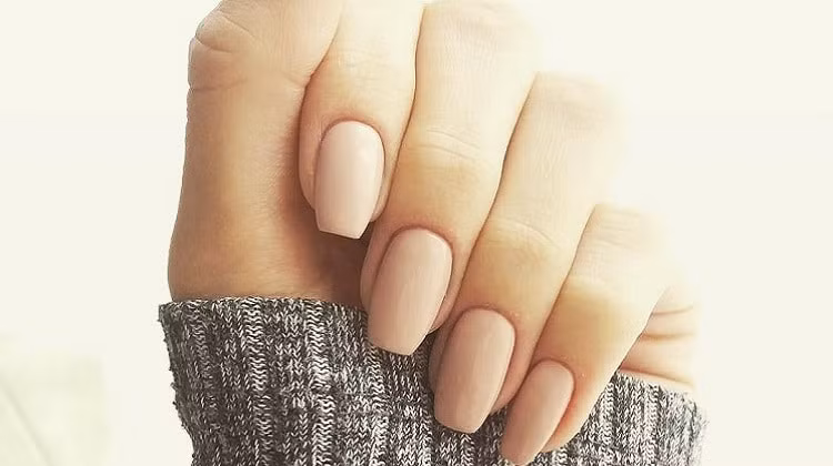 Nail màu nude giúp diện mạo nàng trở nên dịu dàng, ngọt ngào và nữ tính hơn.