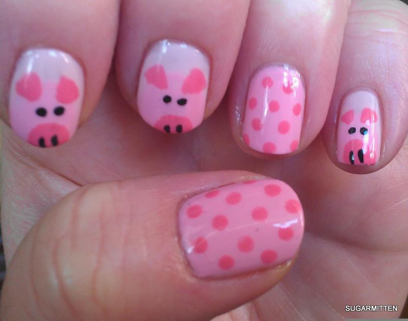 Các cô nàng ưa vẻ dễ thương, nhí nhảnh có thể tham khảo mẫu nail xinh họa tiết hình con lợn, biểu tượng của năm Kỷ Hợi 2019.