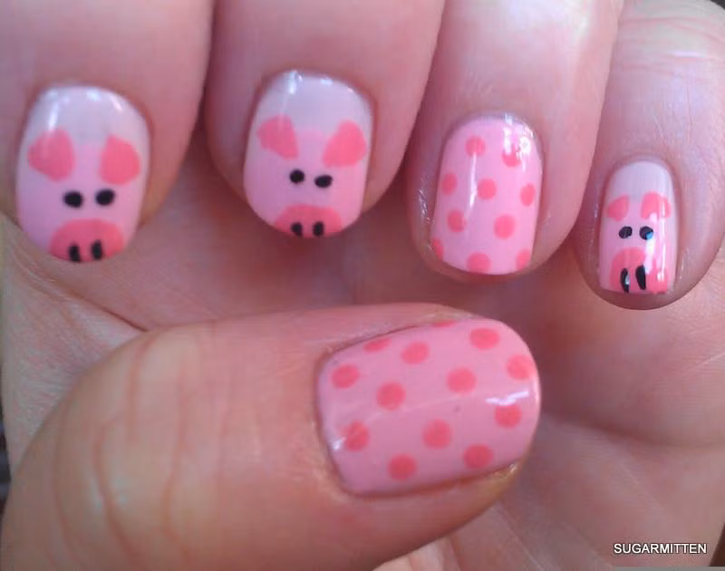 Các cô nàng ưa vẻ dễ thương, nhí nhảnh có thể tham khảo mẫu nail xinh họa tiết hình con lợn, biểu tượng của năm Kỷ Hợi 2019.
