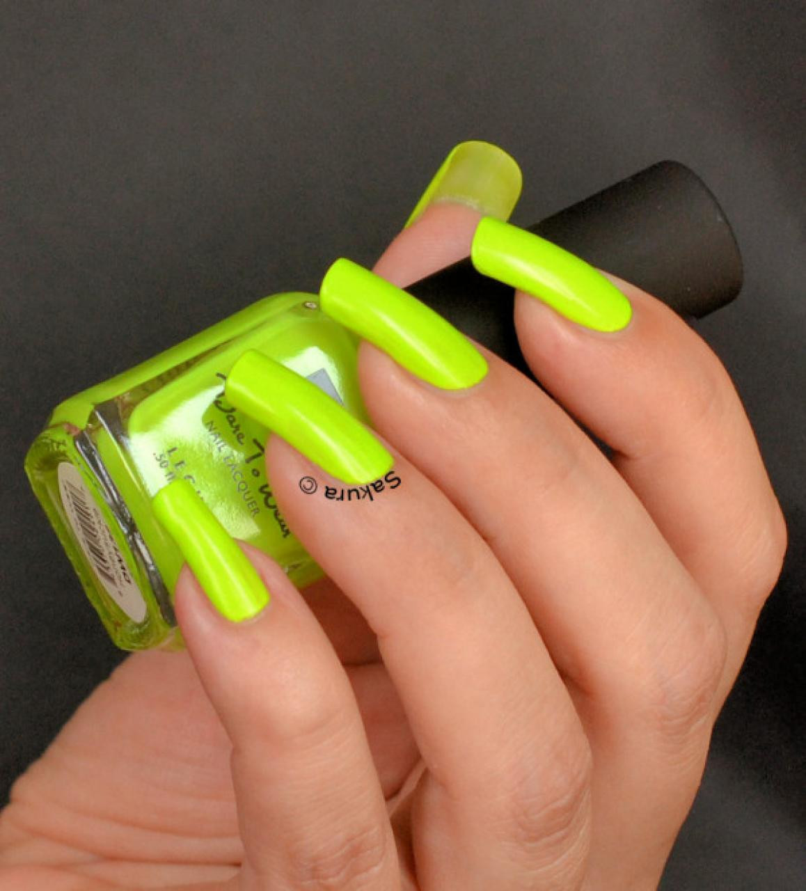 Nail màu neon giúp bạn gái thể hiện vẻ thời thượng, cá tính.