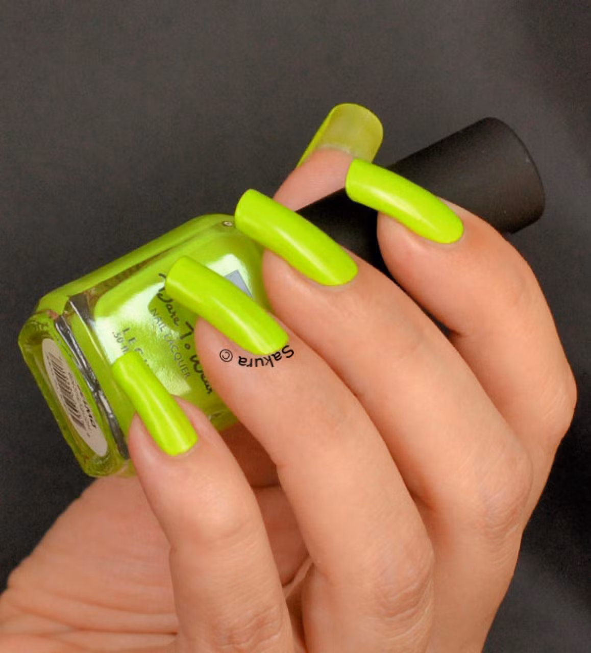 Nail màu neon giúp bạn gái thể hiện vẻ thời thượng, cá tính.