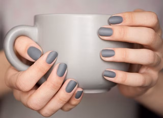 Những mẫu nail tông màu xám từ xám nhạt, xám xanh, xám đậm đều mang đến vẻ thời thượng, thanh lịch.