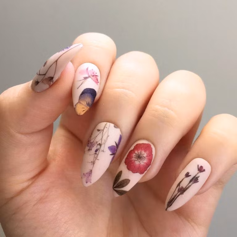 Nail họa tiết hoa văn nhẹ nhàng dành cho các cô nàng ưa lãng mạn.