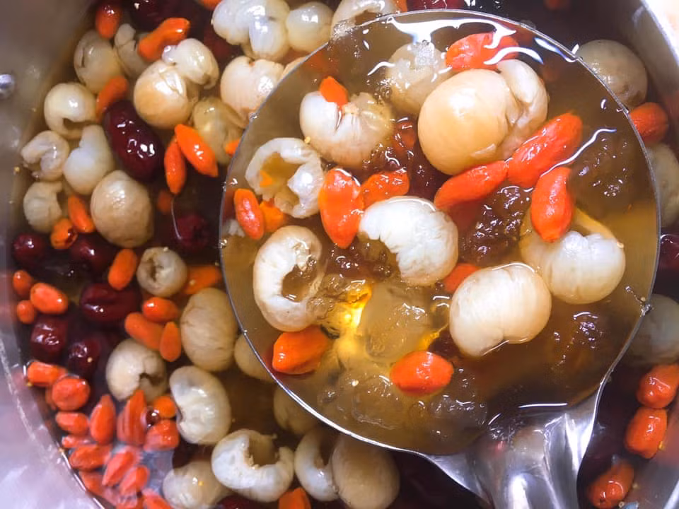 Món chè dưỡng nhan xuất xứ tại Trung Quốc thực ra lại rất dễ làm, giúp chị em gìn giữ nhan sắc đồng thời giảm béo hiệu quả.