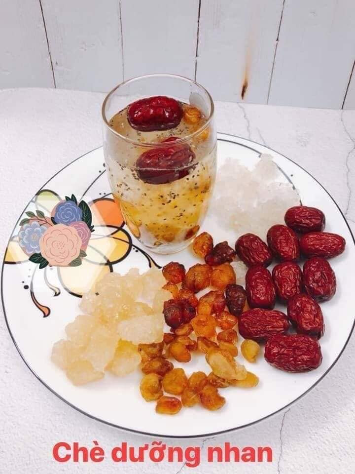 Chè dưỡng nhan là món chè bồi bổ cơ thể chứ không chỉ đơn thuần là món ăn giải khát, nên chị em không nên sử dụng quá 3 lần/tuần. Đặc biệt, những người bị lạnh bụng, bụng yếu, tiêu chảy, rối loạn tiêu hóa, phụ nữ mang thai dưới 5 tháng hay trẻ em dưới 1 tuổi không nên dùng. Ảnh: FB, Internet.