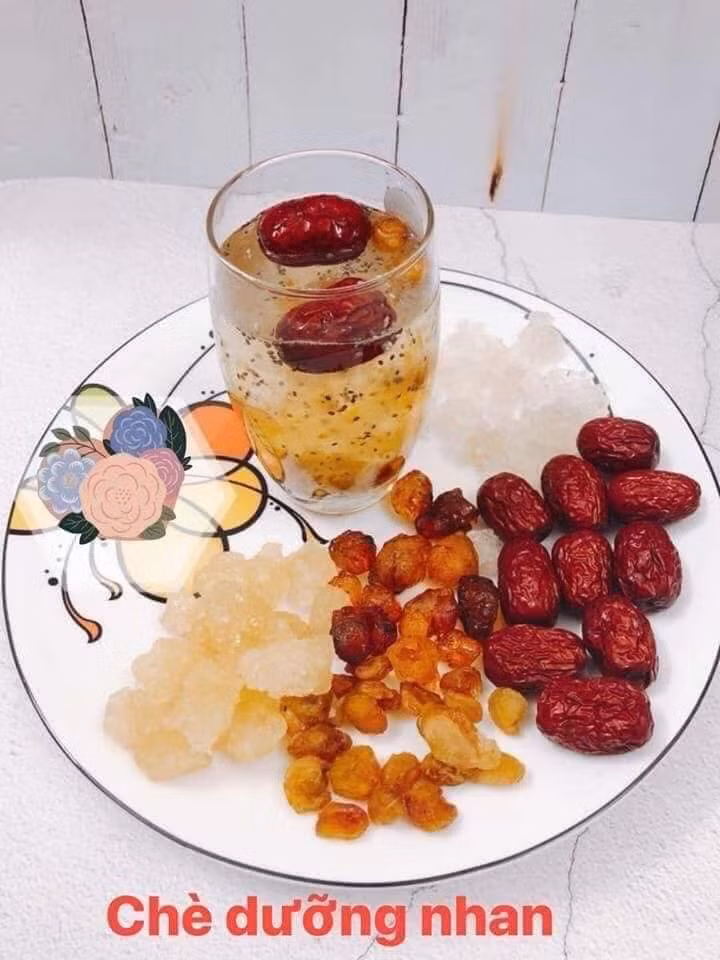 Chè dưỡng nhan là món chè bồi bổ cơ thể chứ không chỉ đơn thuần là món ăn giải khát, nên chị em không nên sử dụng quá 3 lần/tuần. Đặc biệt, những người bị lạnh bụng, bụng yếu, tiêu chảy, rối loạn tiêu hóa, phụ nữ mang thai dưới 5 tháng hay trẻ em dưới 1 tuổi không nên dùng. Ảnh: FB, Internet.