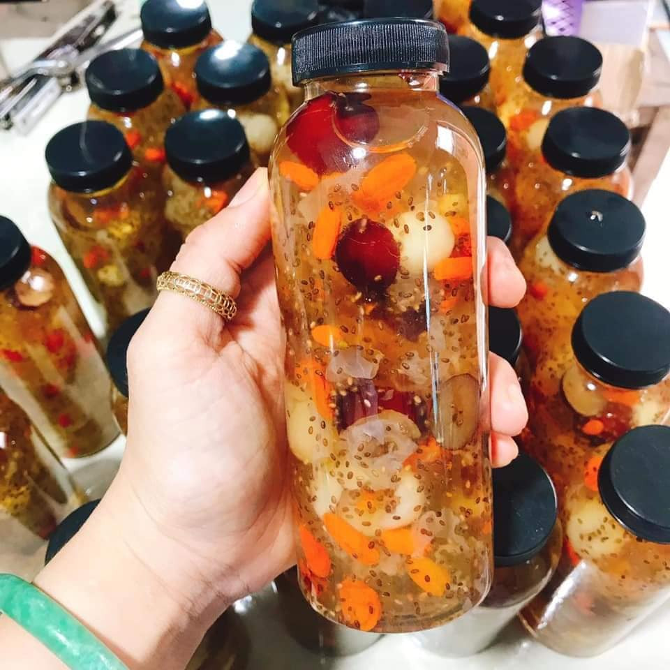 Hiện, có rất nhiều shop online nấu sẵn món chè đặc biệt này để bán online rất nhiều trên mạng. Mỗi phần chè được đựng trong các chai nhựa hoặc thủy tinh, trông vô cùng hấp dẫn.