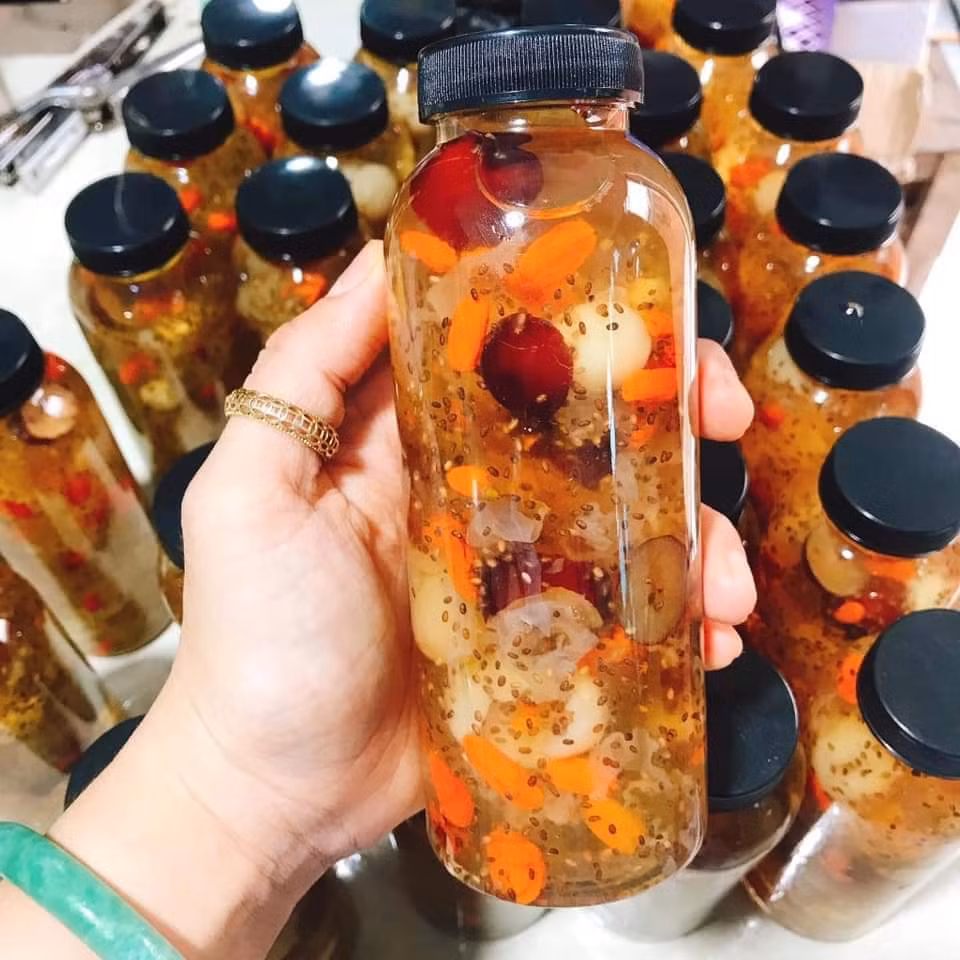 Hiện, có rất nhiều shop online nấu sẵn món chè đặc biệt này để bán online rất nhiều trên mạng. Mỗi phần chè được đựng trong các chai nhựa hoặc thủy tinh, trông vô cùng hấp dẫn.