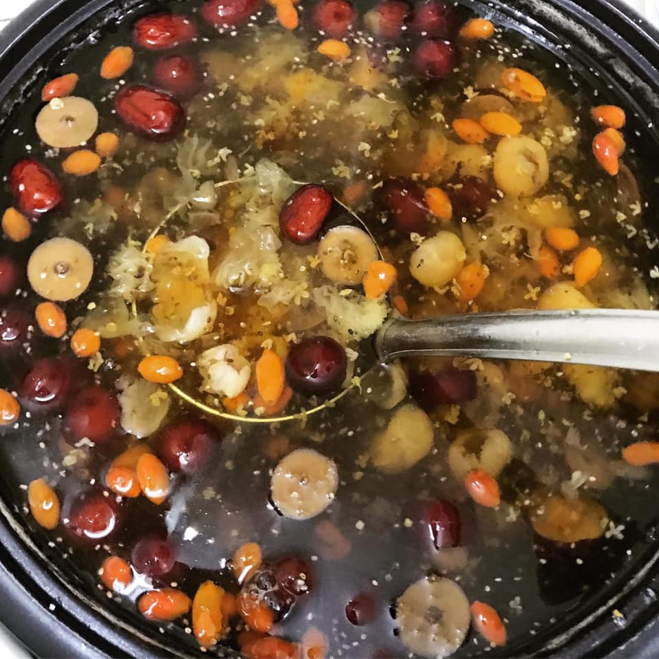 Chè dưỡng nhan trông hấp dẫn hơn bởi nhiều thành phần bổ dưỡng tốt cho chị em như hạt kỷ tử đỏ, táo đỏ, nhãn nhục, ngân nhĩ, tuyết yến, nhựa đào…