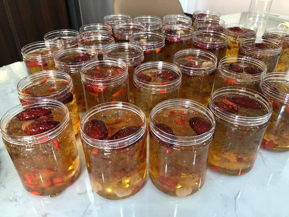 Loại chè dưỡng nhan gồm các nguyên như yến tuyết, nhựa đào, hạt chia, hạt sen, long nhãn, kỷ tử, táo đỏ. Để tăng hương vị, chè này bổ dung đường phèn và lá dứa.