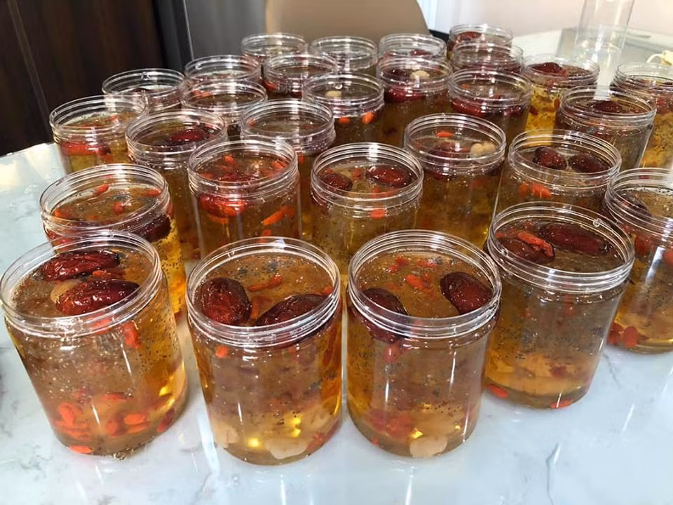 Loại chè dưỡng nhan gồm các nguyên như yến tuyết, nhựa đào, hạt chia, hạt sen, long nhãn, kỷ tử, táo đỏ. Để tăng hương vị, chè này bổ dung đường phèn và lá dứa.