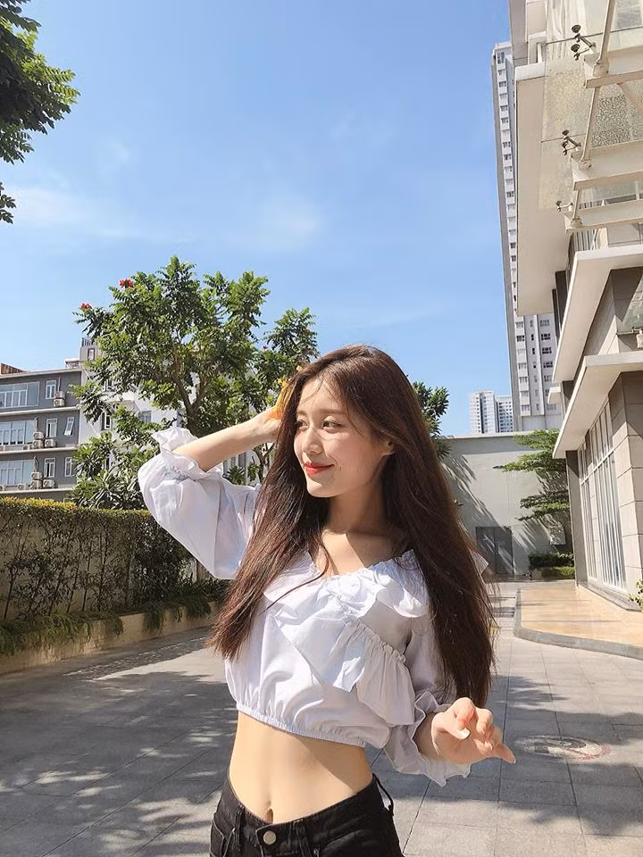 Han Sara ngày càng chuộng phong cách ăn mặc sexy khoe eo thon gợi cảm.