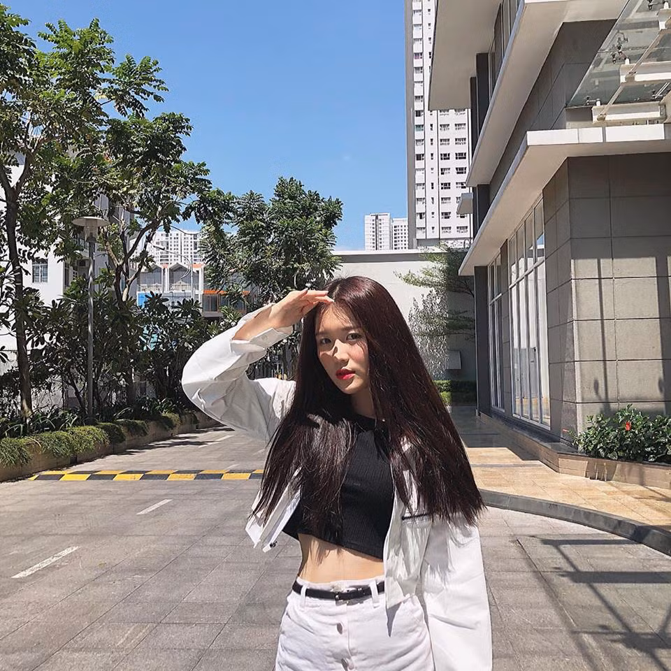 Những kiểu áo croptop “lộ” khéo vòng eo siêu nhỏ được cô nàng ưu ái.